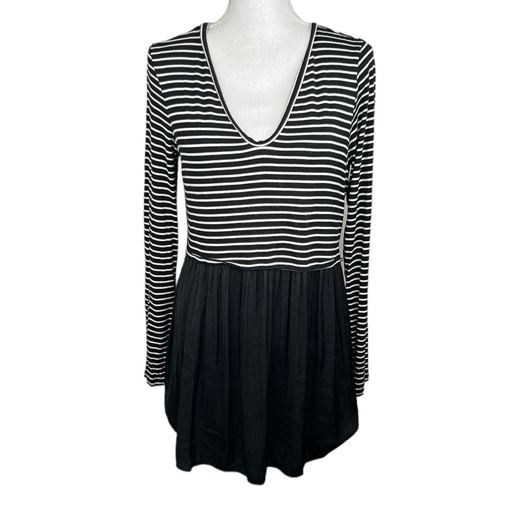 Led Black & White Striped Long‎ Sleeve Flowy Top Size Medium